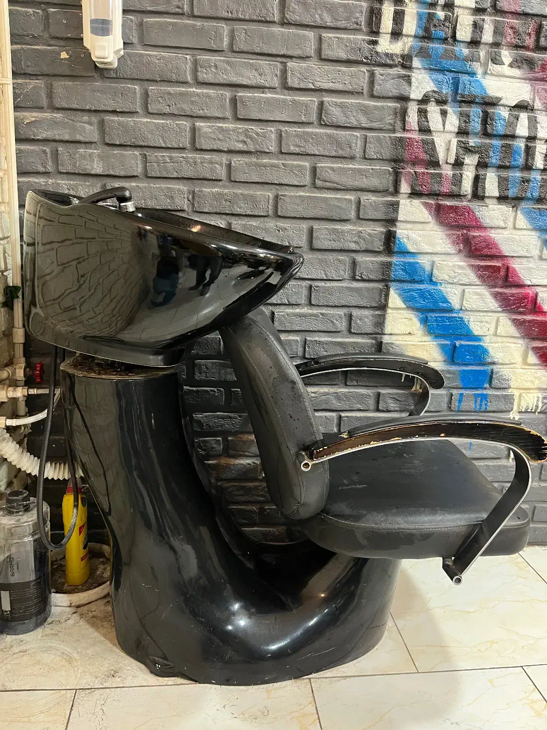 صندلی سرشور آرایشگاه|آرایشگاه و سالنهای زیبایی|اندیشه, اندیشه فاز ۱|دیوار