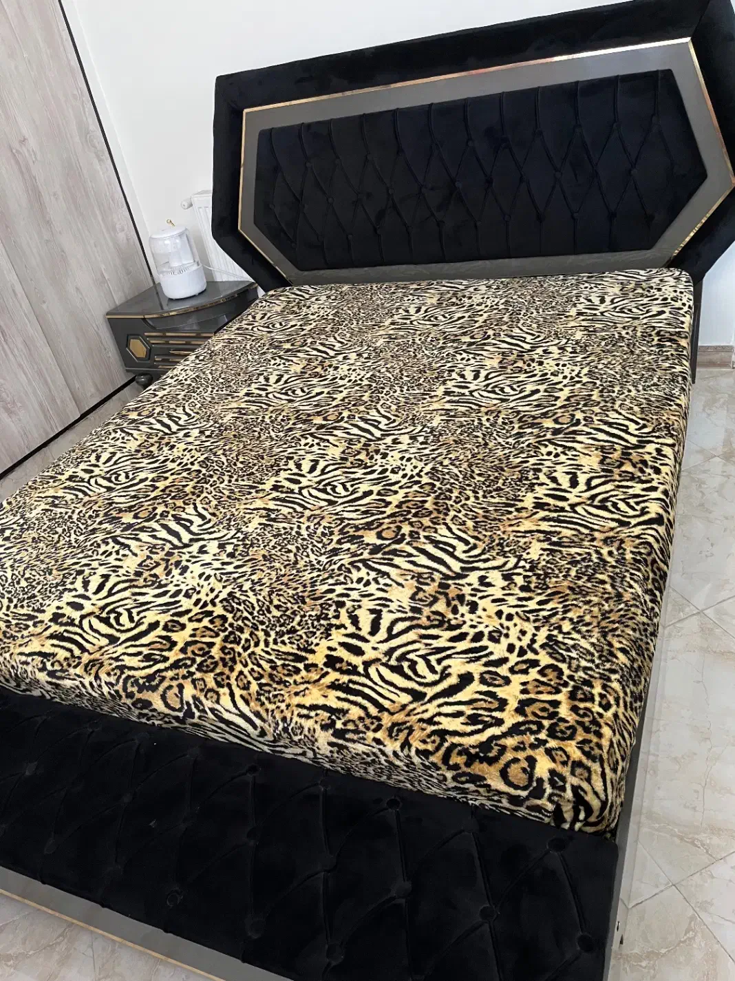 سرویس خواب|تخت و سرویس خواب|مشکین‌دشت, |دیوار
