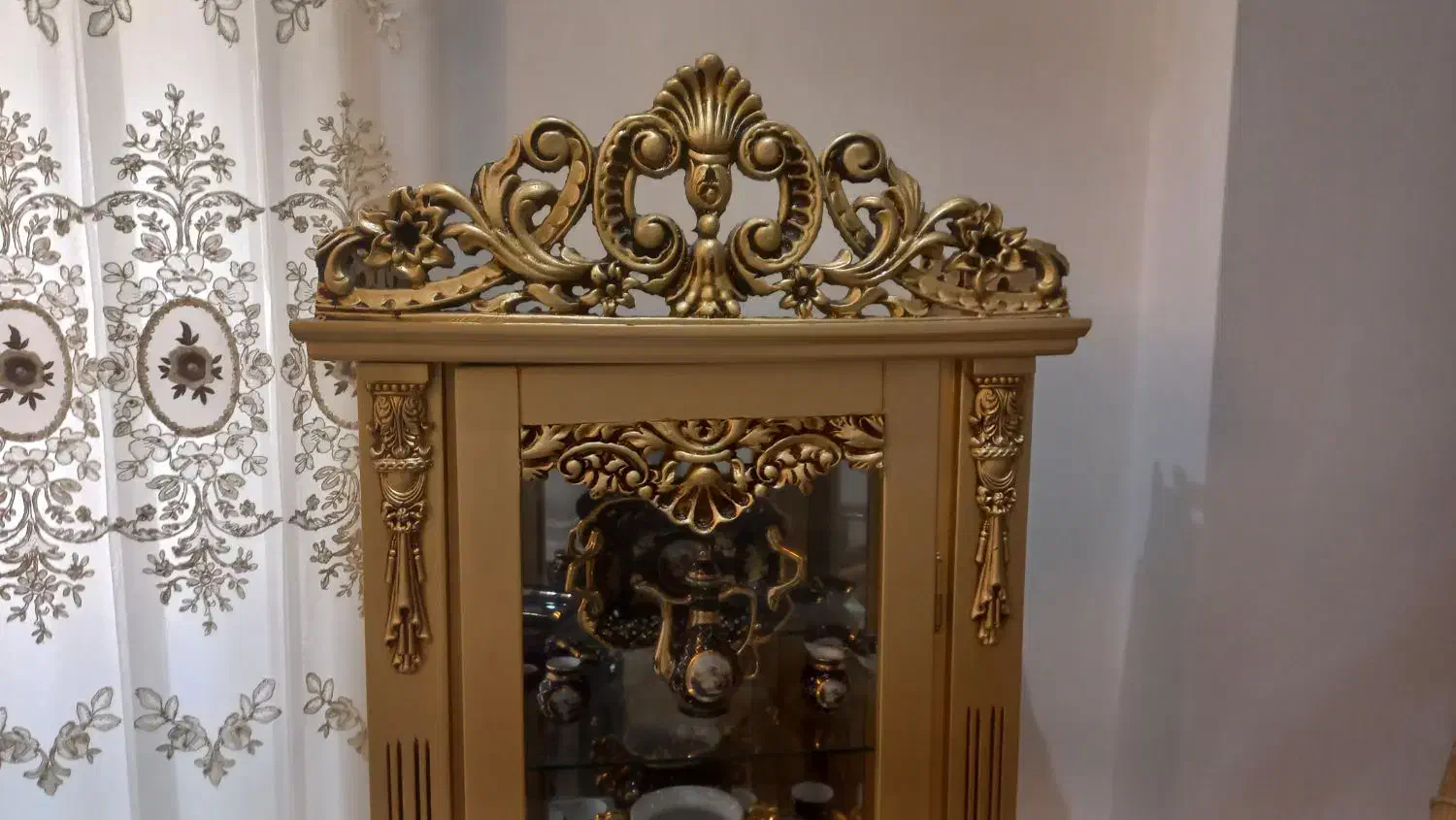 بوفه ویترین به رنگ طلایی در حد نو|بوفه، ویترین، کنسول|ساری, |دیوار