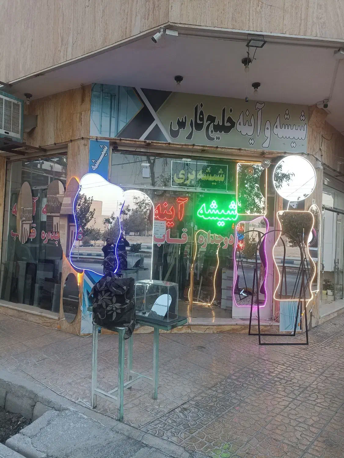 شیشه اینه دفرمه بک لایت ردانی نبوت نبش فرعی ۷|خدمات پیشه و مهارت|شاهین‌شهر, نبوت|دیوار