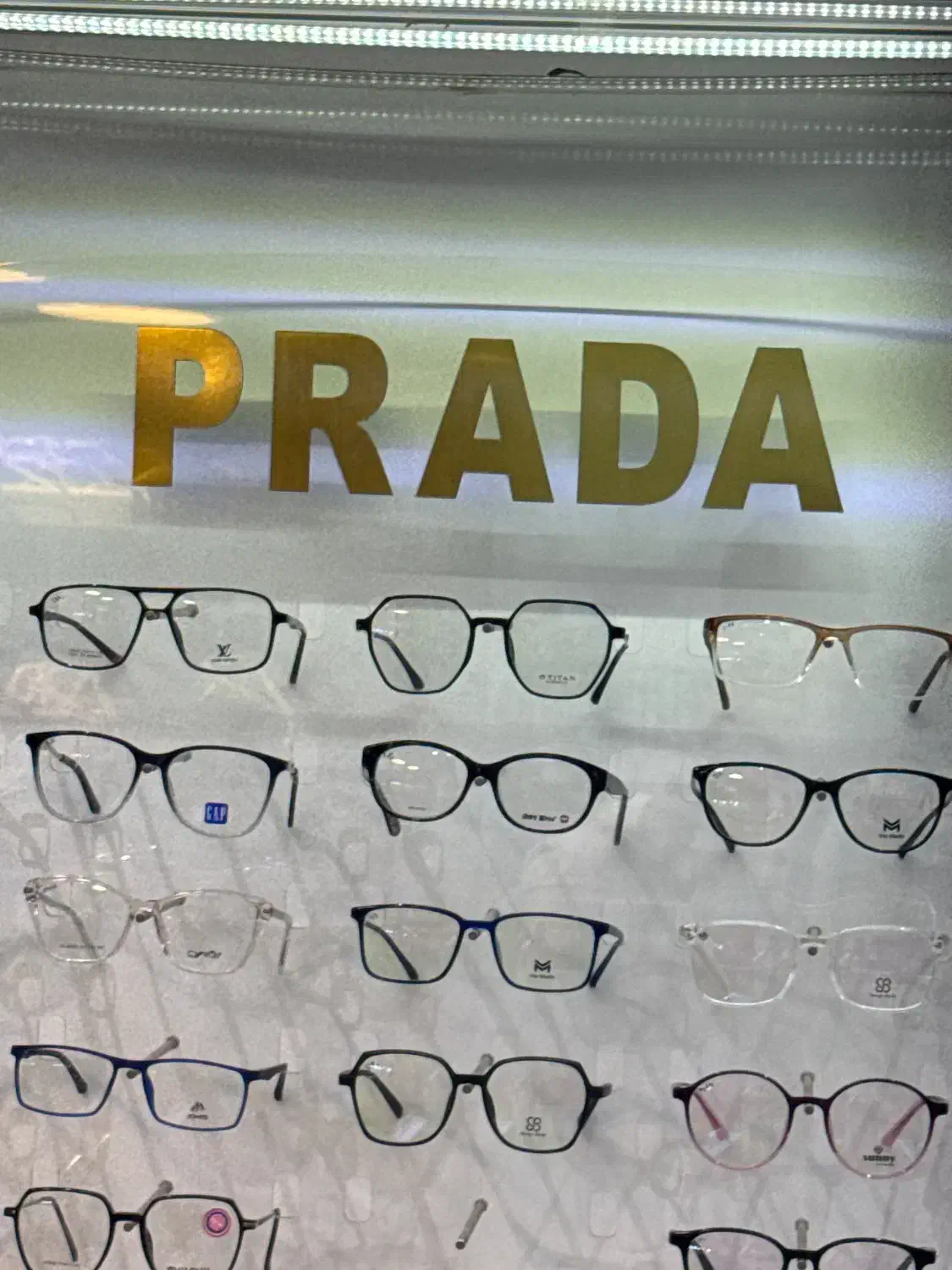 به یک نفر جهت همکاری در مغازه عینک‌فروشی نیازمندیم|استخدام بازاریابی و فروش|پاکدشت, پاکدشت (مامازند)|دیوار