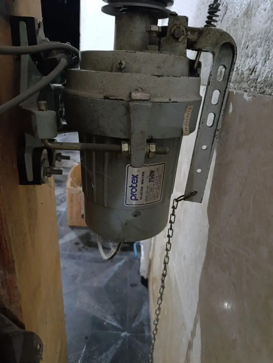 چرخ خیاطی صنعتی|چرخ خیاطی و ریسندگی|رشت, پستک|دیوار