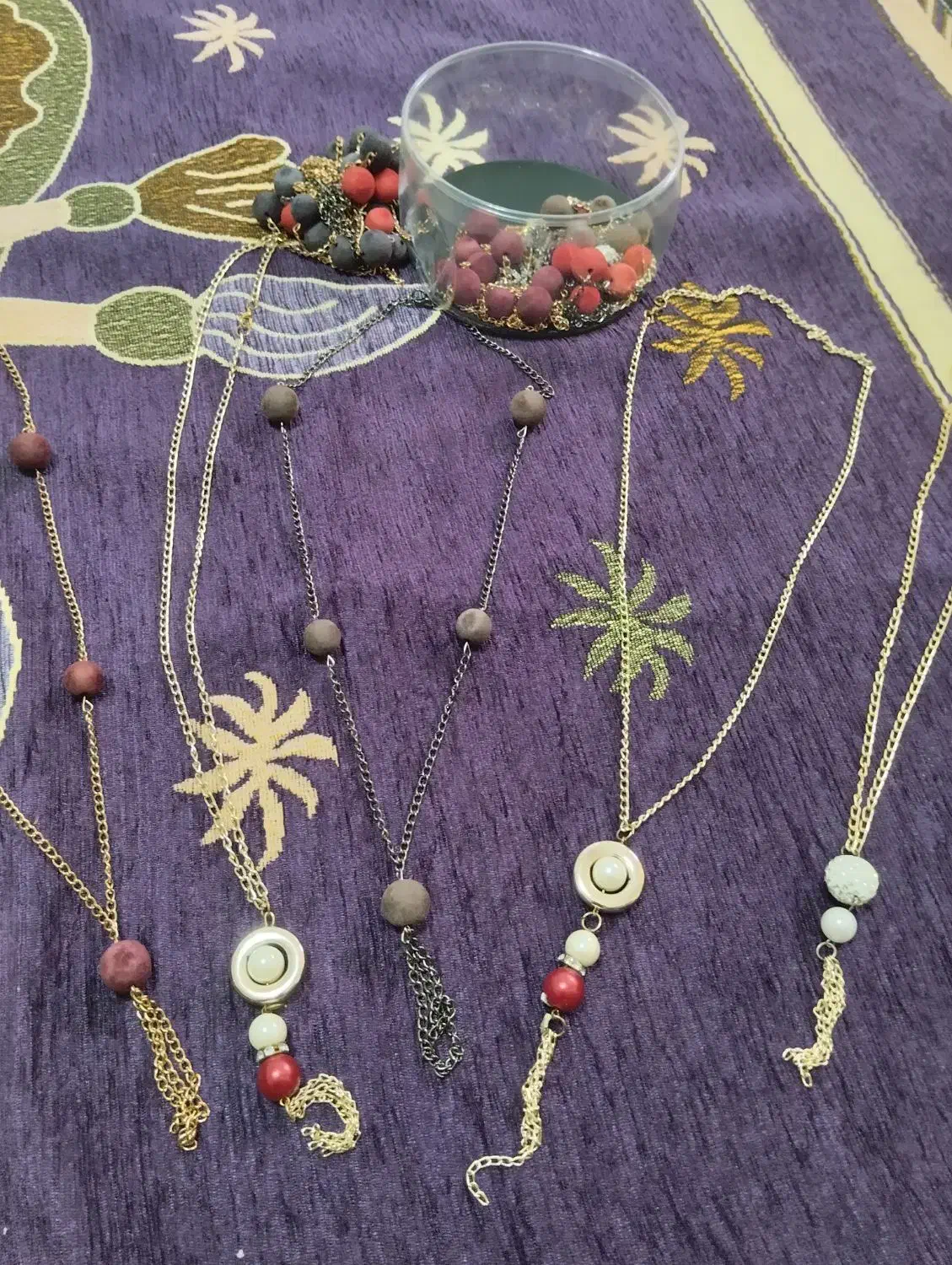 تعدادی گردنبندلباس|بدلیجات|رشت, رشتیان|دیوار