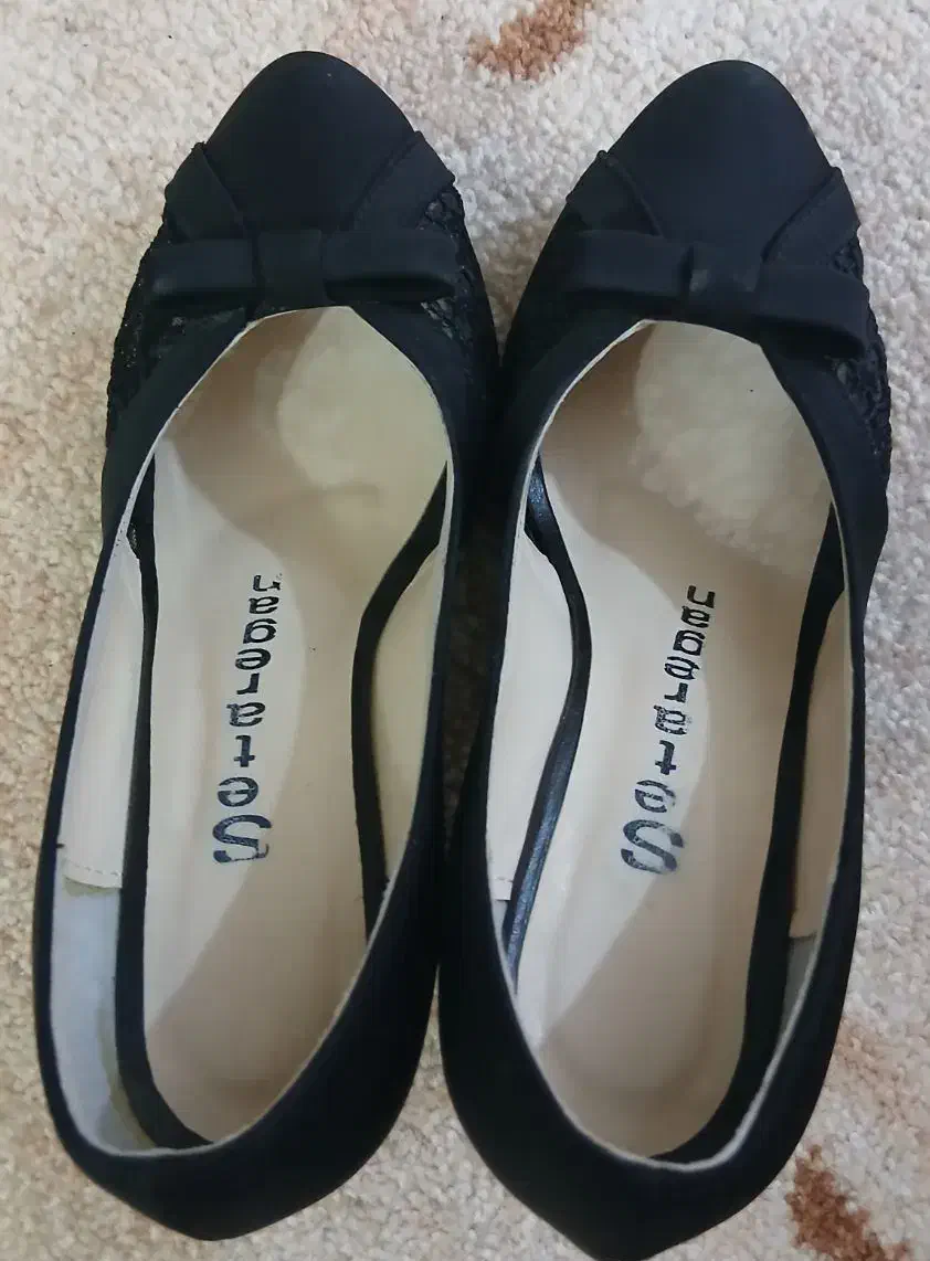 کفش مجلسی|کیف، کفش، کمربند|نی‌ریز, |دیوار