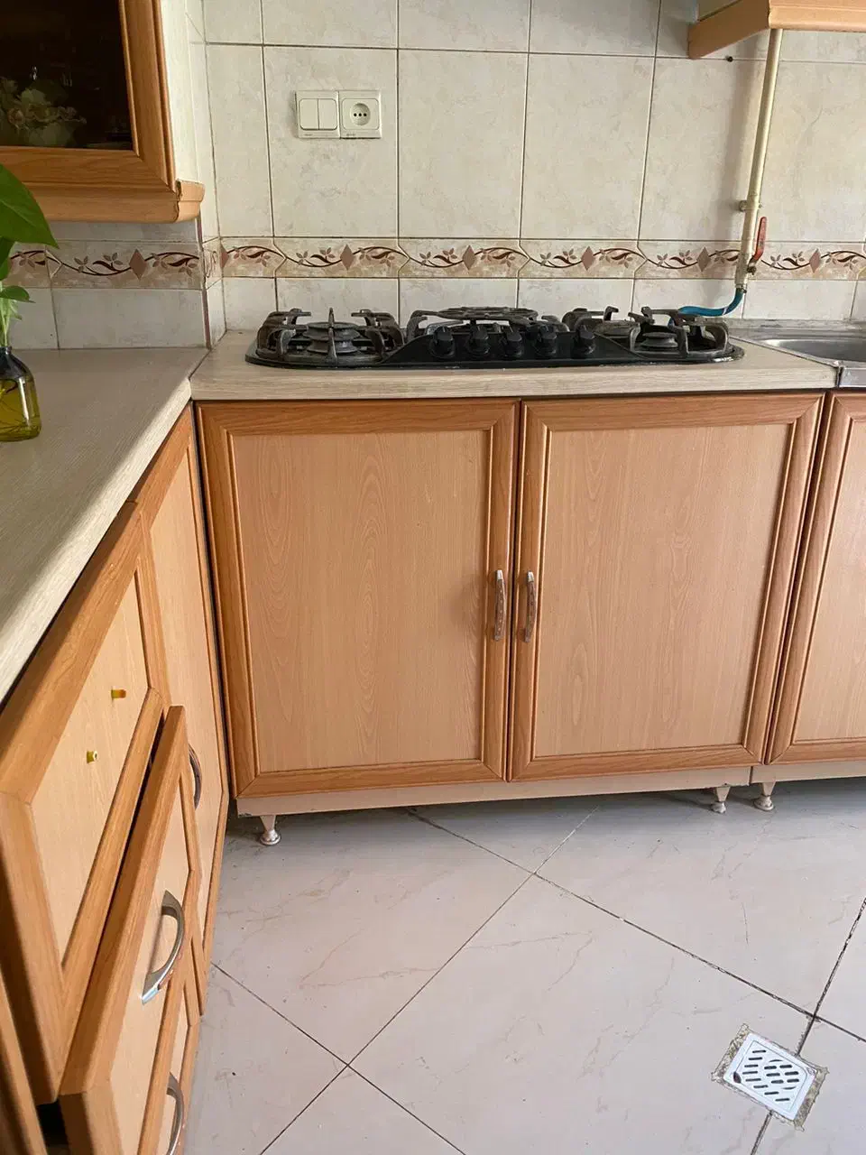 کابینت کاملا سالم به همراه هود.گاز رومیزی.هود|کتابخانه، شلف، قفسه‌های دیواری|اراک, |دیوار