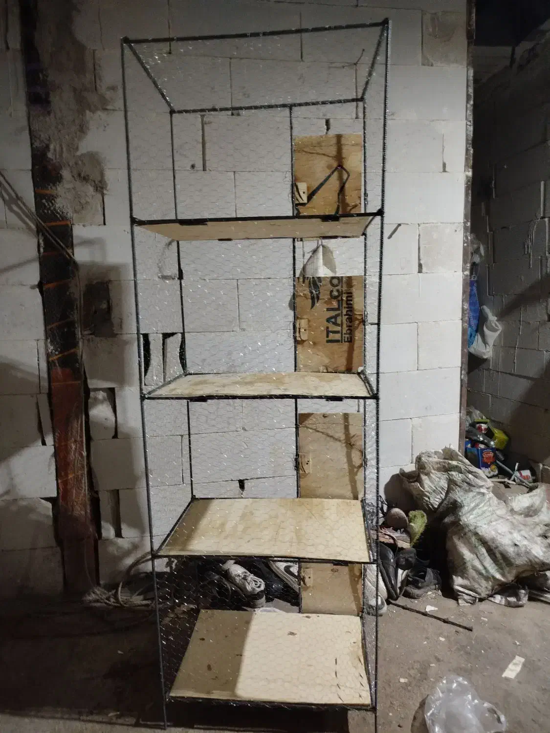 قفس کفتر و پرنده|پرنده|نیشابور, بنیاد شهید|دیوار