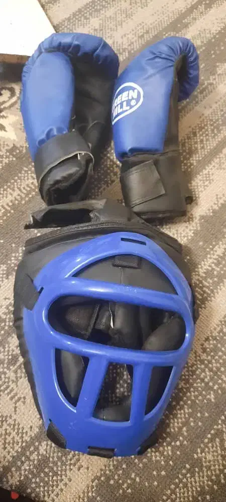 دست کش بوکس به همراه کلاه بوکس|تجهیزات ورزشی|اصفهان, ملک‌شهر|دیوار