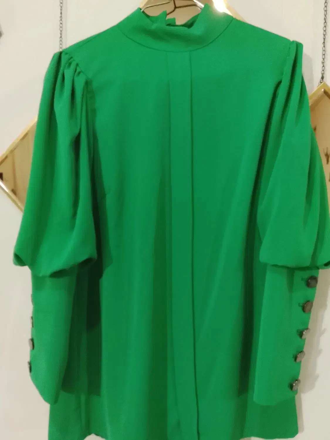 شومیز|لباس|قروه, |دیوار