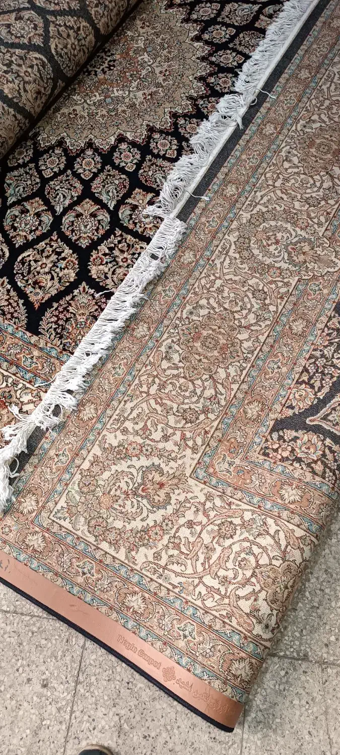 ۲ تخته فرش (۹ متری . هفتصد شانه) میشه گفت نو .|فرش|قروه, |دیوار