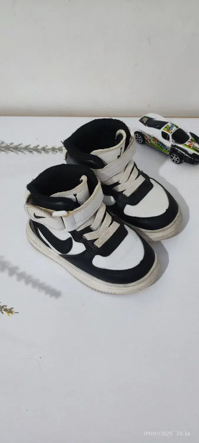 کاپشن وکفش|کفش و لباس بچه|تهران, فلسطین (میدان انقلاب)|دیوار