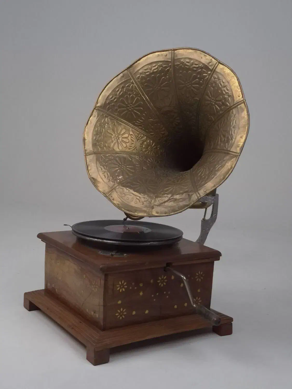 گرامافون سالم با قدمت بالا|کلکسیون اشیاء عتیقه|تهران, اکباتان|دیوار