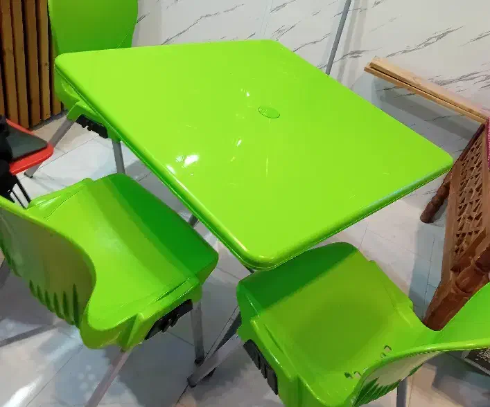 ۴ عدد صندلی با یک میز تاشو|میز و صندلی غذاخوری|ماهان, |دیوار