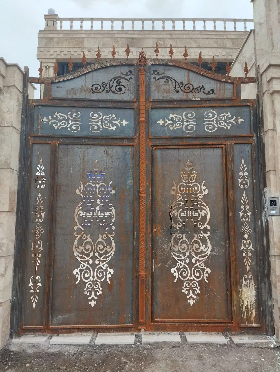 رنگ آمیزی دروپنجره فلزی نقاشی ساختمان ودرهای آهنی|خدمات پیشه و مهارت|کرمان, |دیوار