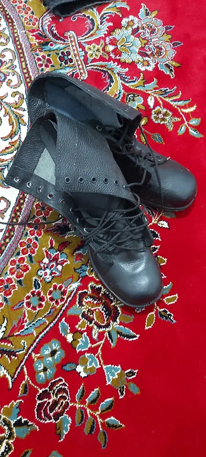 یک جفت پوتین سربازی|کیف، کفش، کمربند|کوهسار (البرز), |دیوار