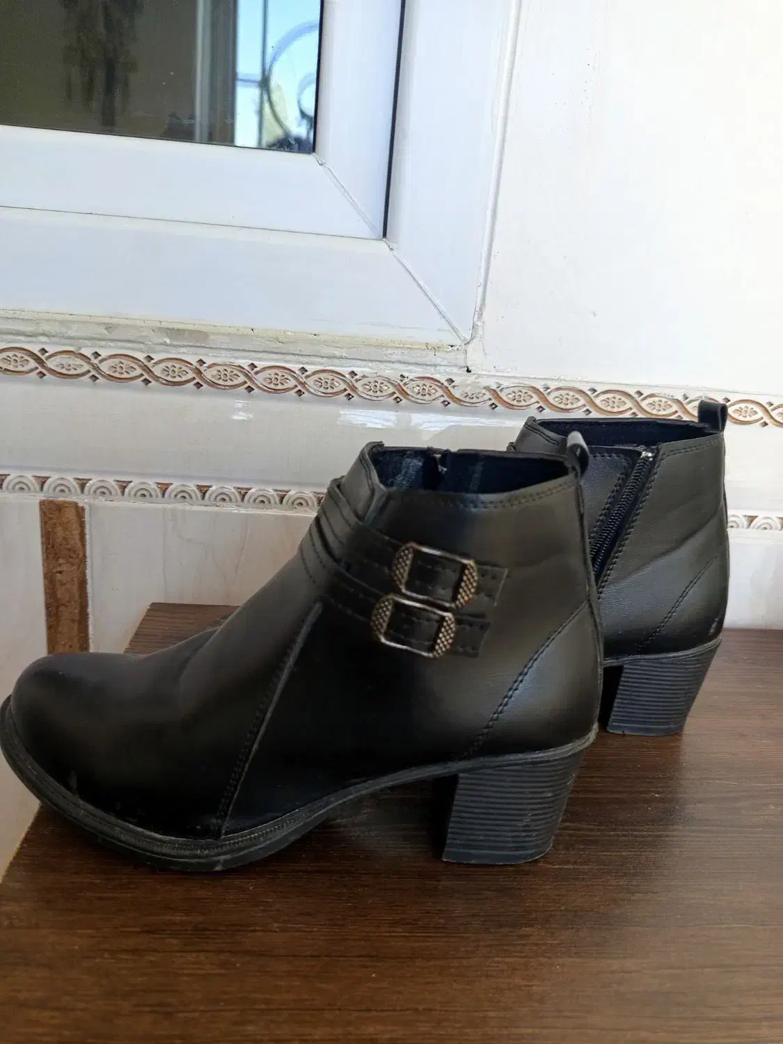 بوت|کیف، کفش، کمربند|شازند, |دیوار