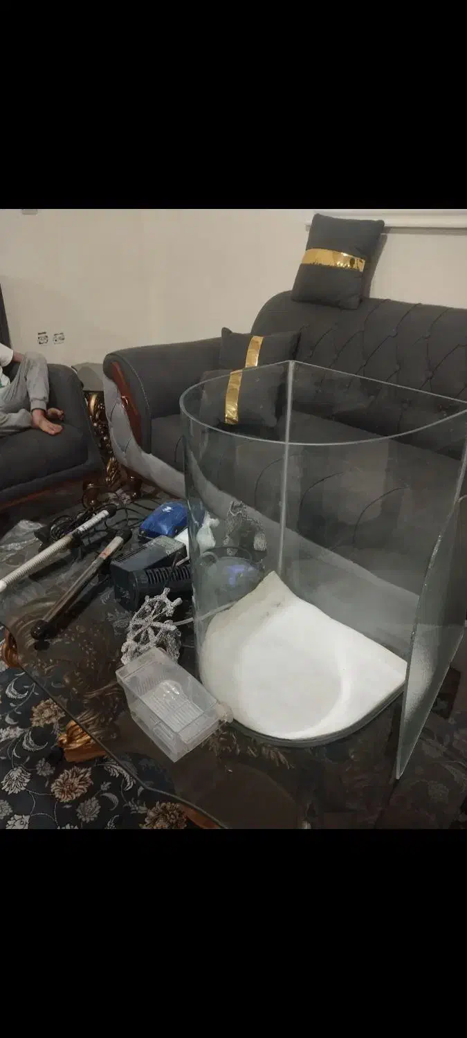 آکواریم شیشه خم با وسایل معاوضه با سره|ماهی|همدان, |دیوار