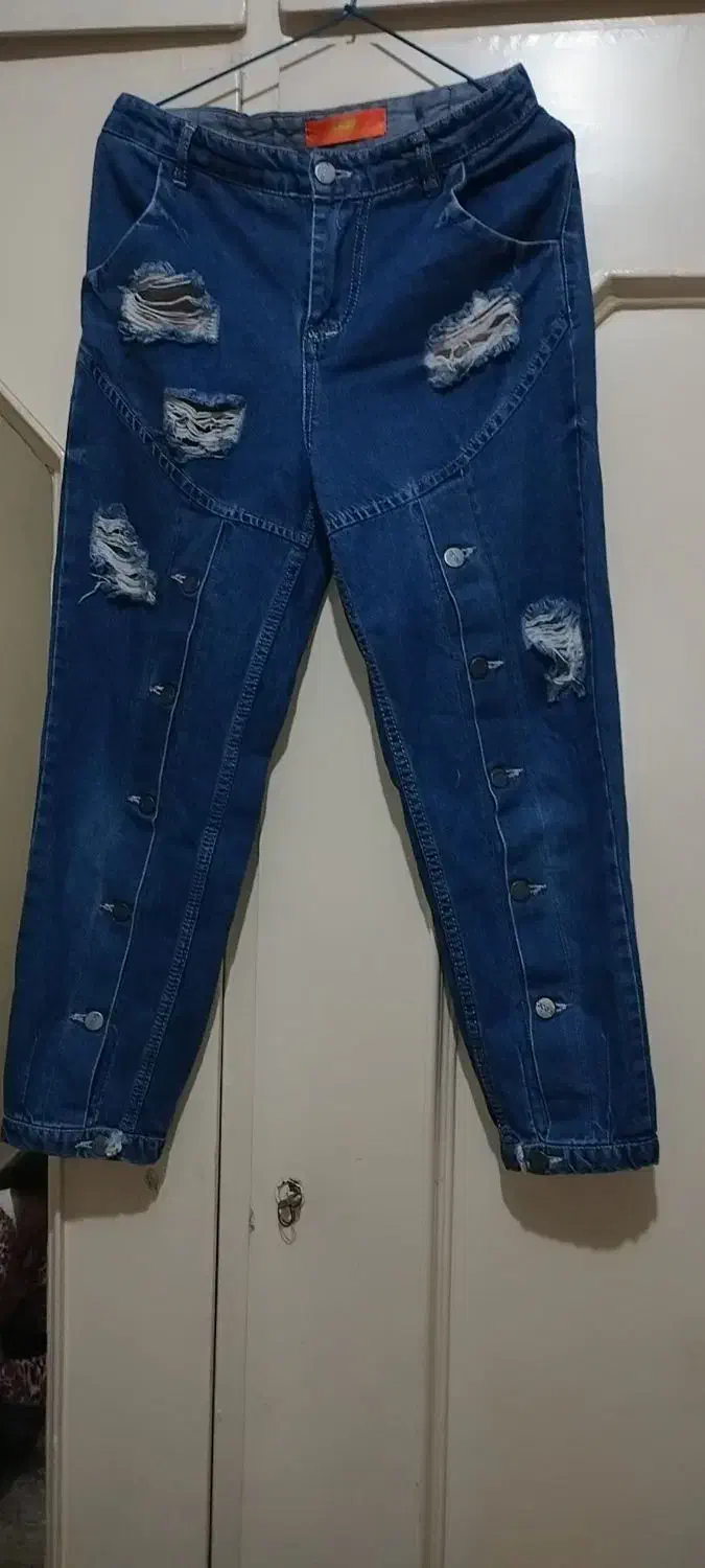 دو عدد شلوار لی زنانه|لباس|ری, شهادت|دیوار