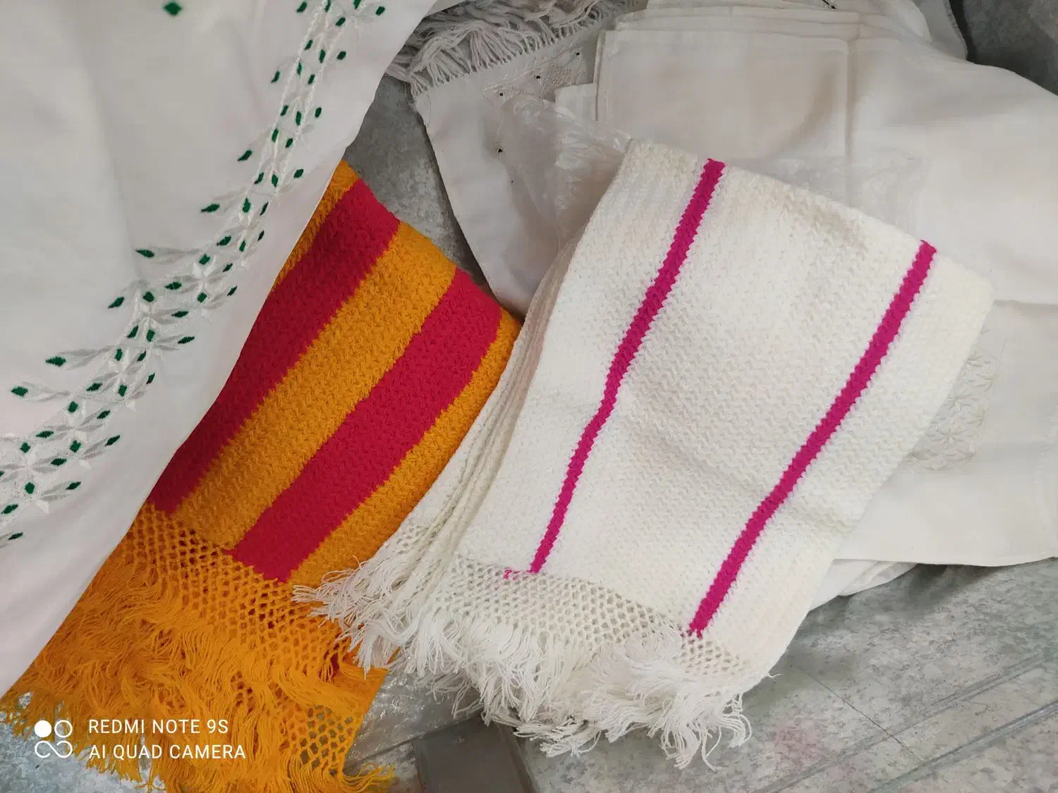 تعدادی کار دست|سفره، حوله، دستمال آشپزخانه|کاشان, راوند|دیوار