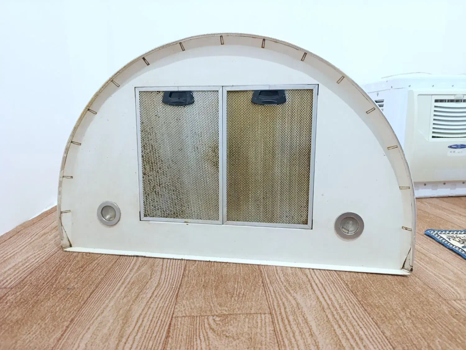 هود سالم|هود|سراب, |دیوار