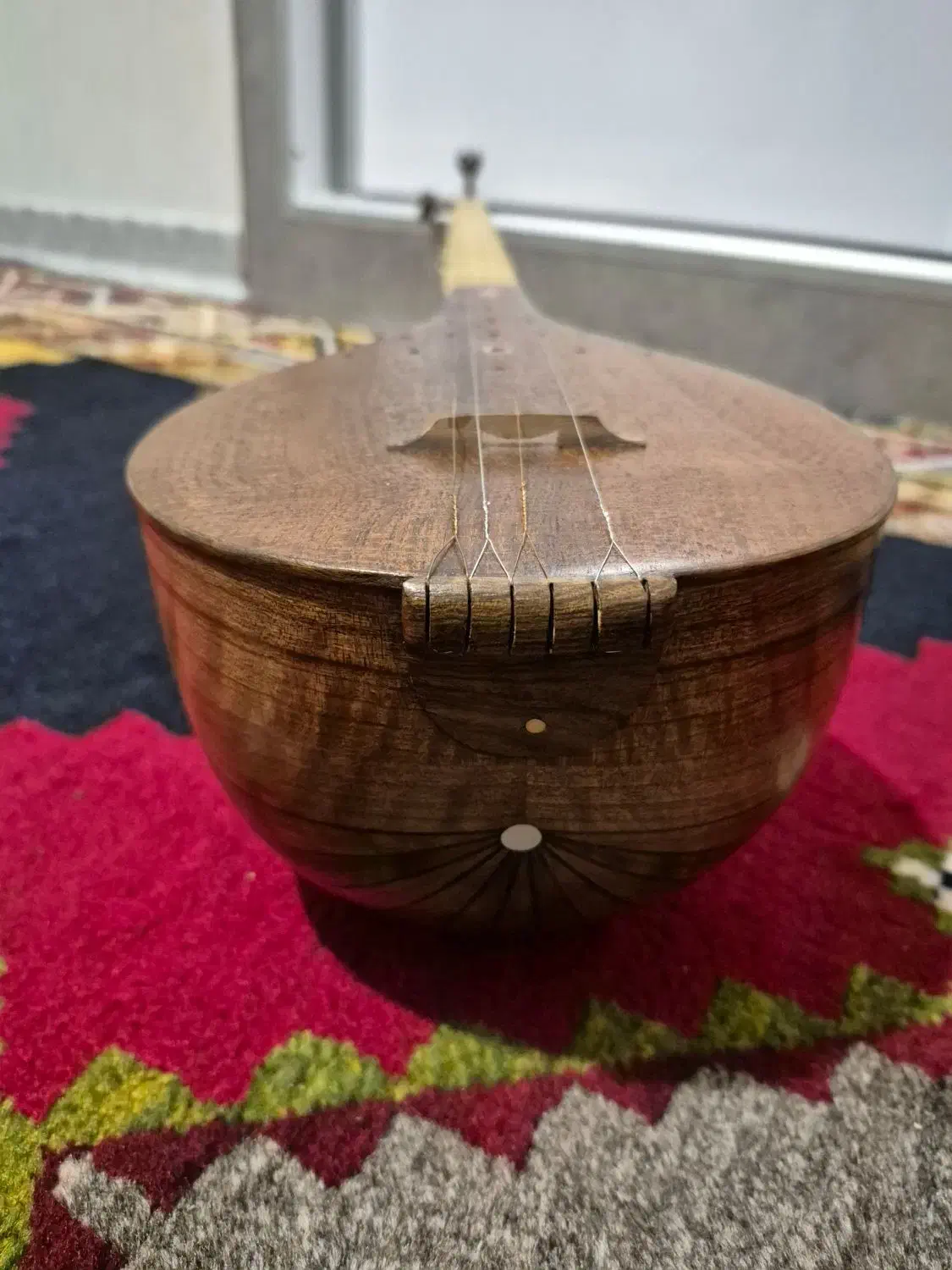 سه تار کاسه گردو استاد یداله گودرزی|سازهای سنتی|اصفهان, باغ زرشک|دیوار