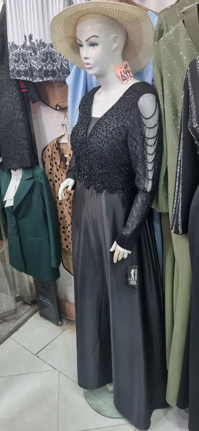 مانکن زنانه ایستاده|فروشگاه و مغازه|میانه, |دیوار