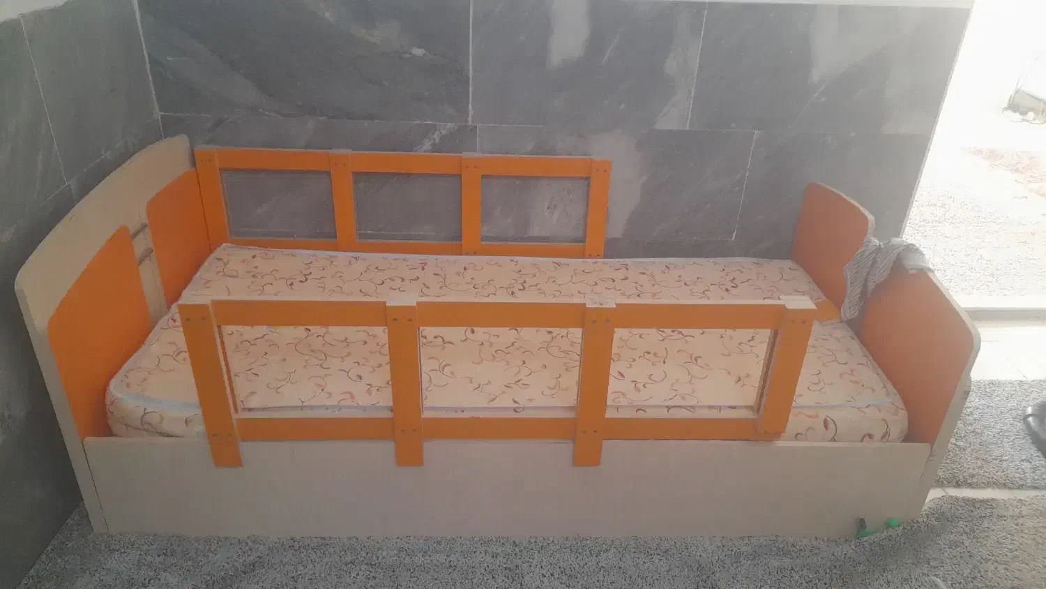 تخت بچه|تخت و صندلی بچه|قم, آذر (نکویی)|دیوار