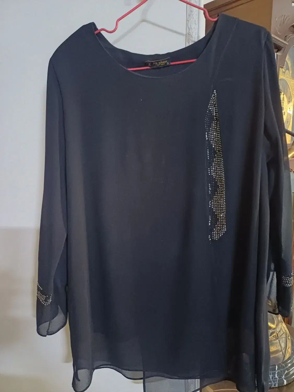 دوتا لباس نو ومجلسی،|لباس|رباطکریم, رباطکریم|دیوار