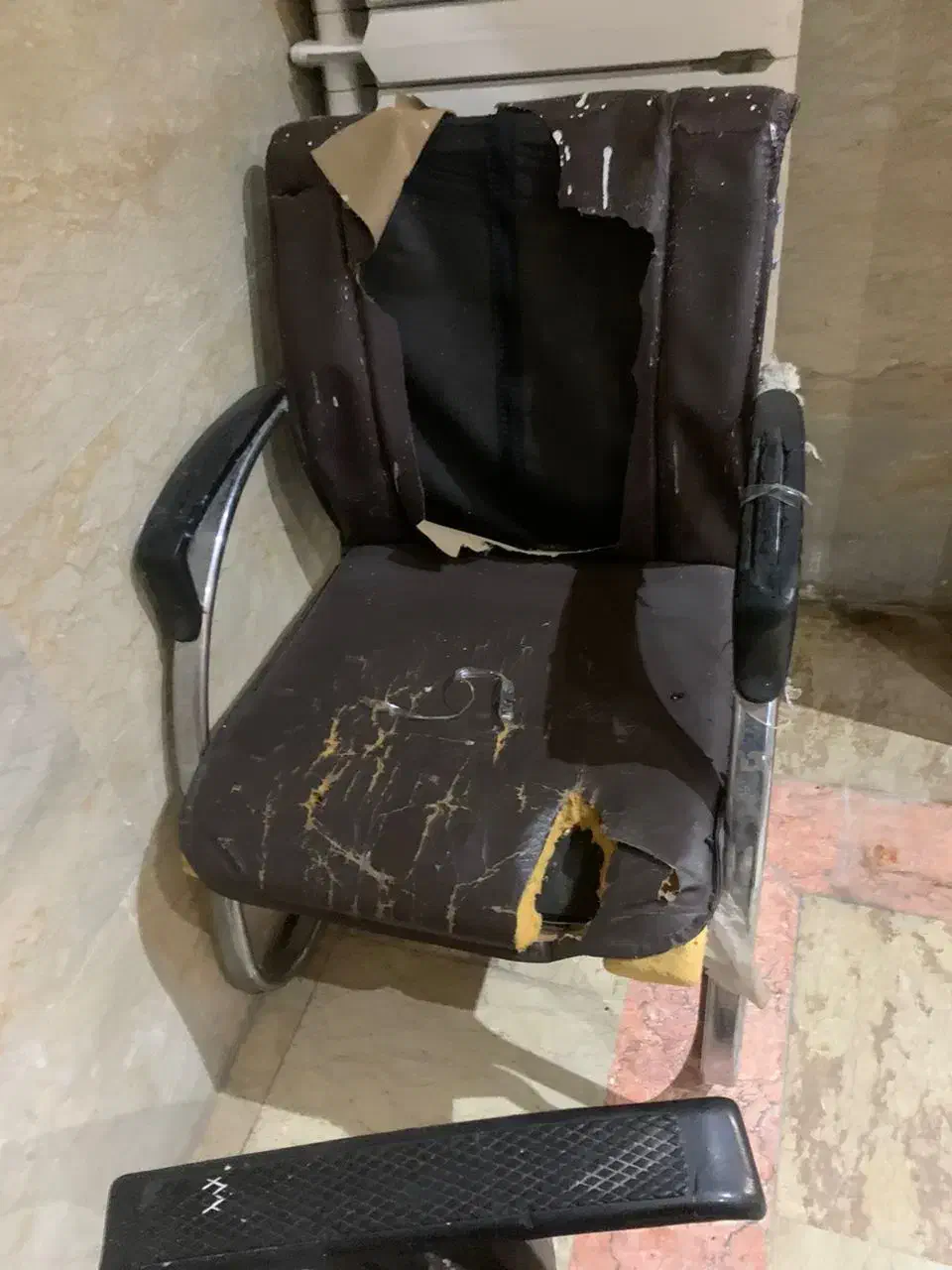 دو عدد صندلی نیاز تعمیر|صندلی و نیمکت|کرج, شاهین‌ویلا|دیوار