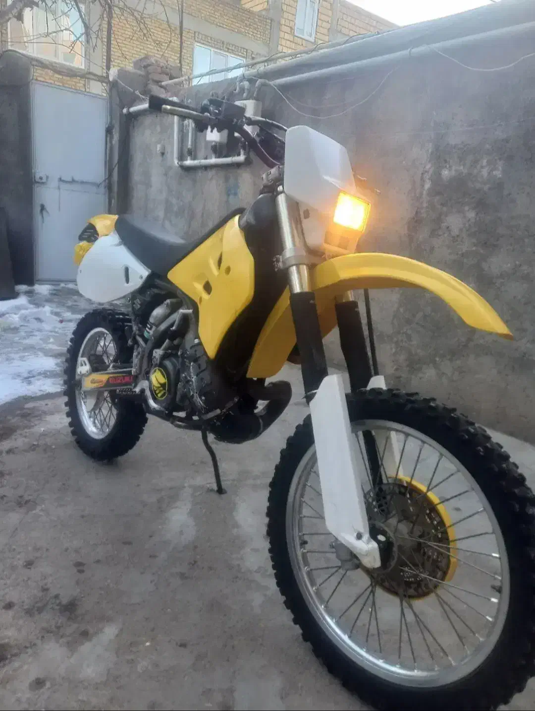 کراس ارمیکس|موتورسیکلت|قیدار, |دیوار