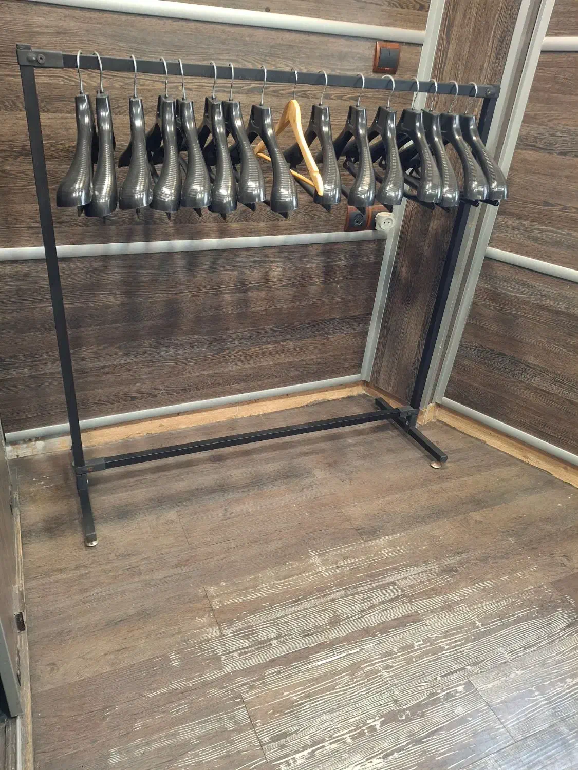 رگال و چوب لباس|عمده‌فروشی|رشت, چله خانه|دیوار