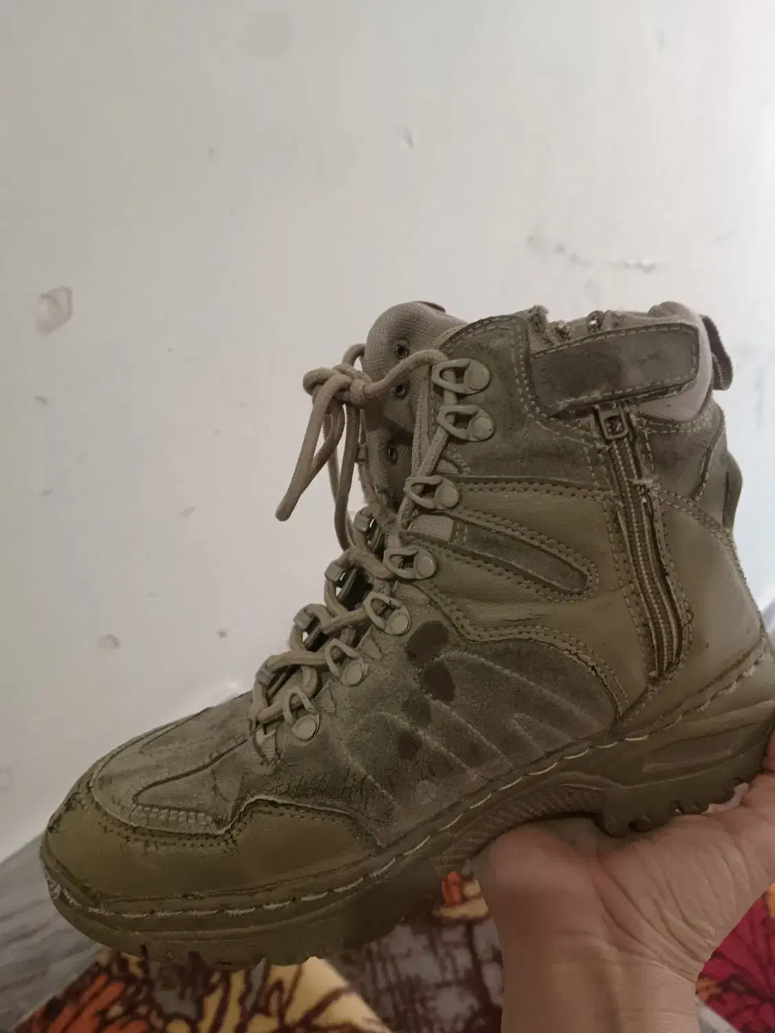 پوتین امریکایی|کیف، کفش، کمربند|رباط‌کریم, رباط‌کریم|دیوار