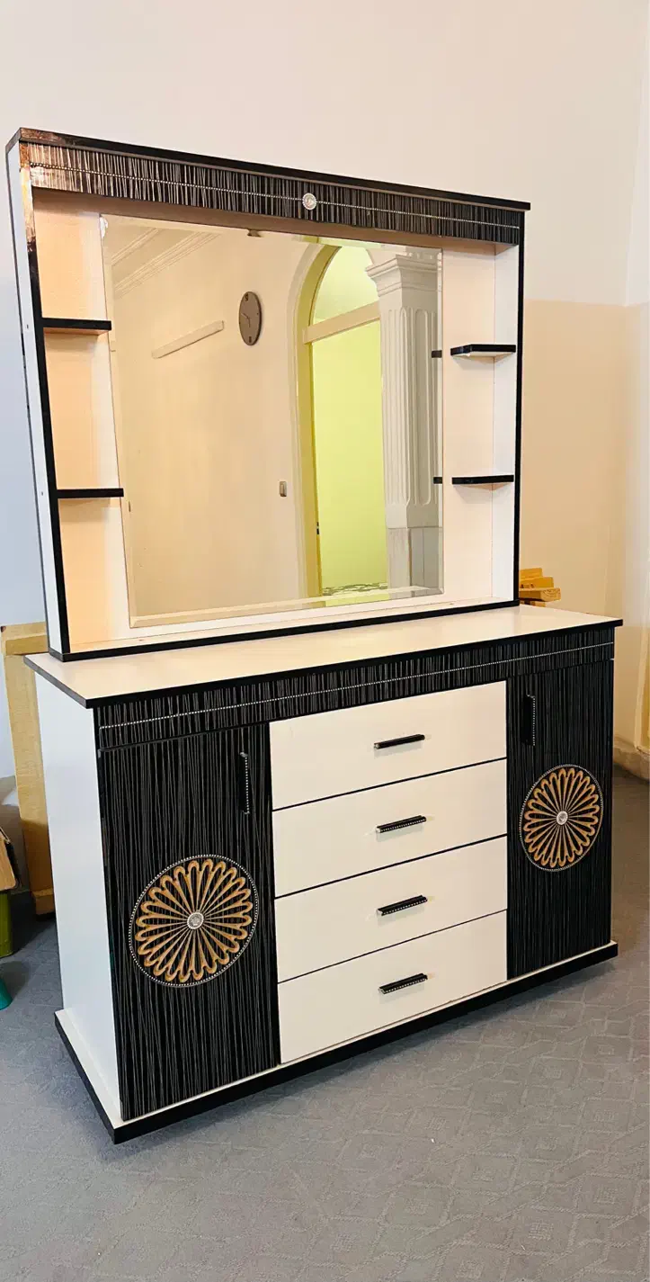 تخت خواب بهمراه میز آرایش|تخت و سرویس خواب|مراغه, |دیوار