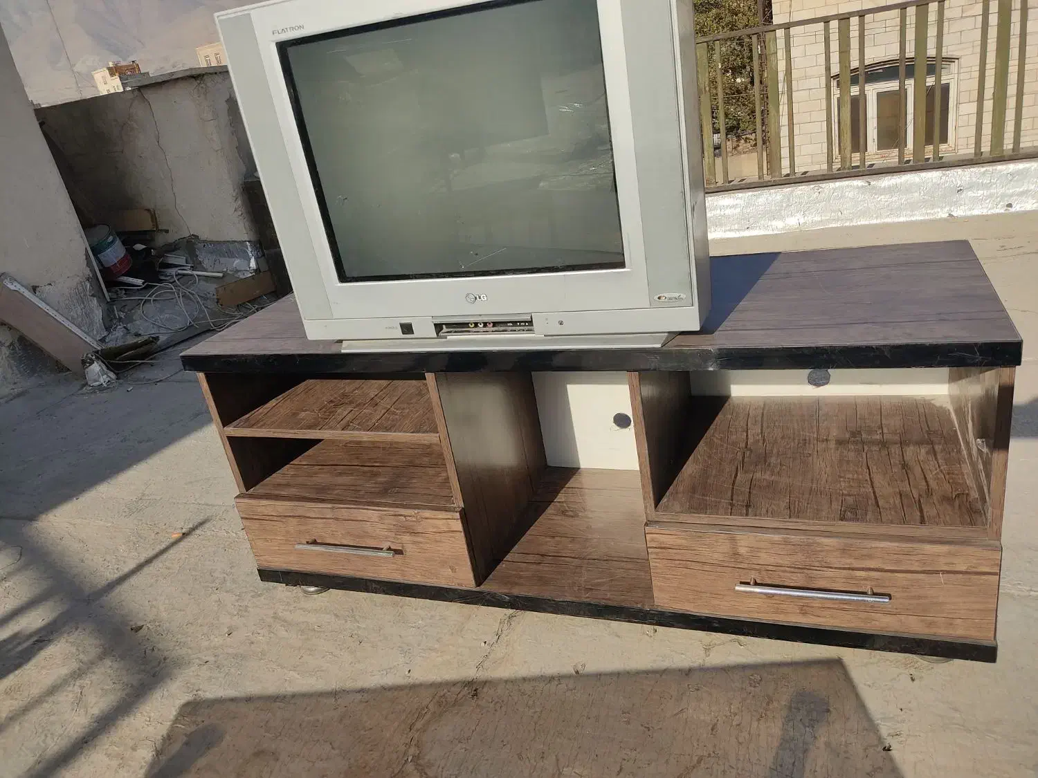 تلویزیون 21 LG بهمراه میز|تلویزیون و پروژکتور|قدس, شهرقدس|دیوار