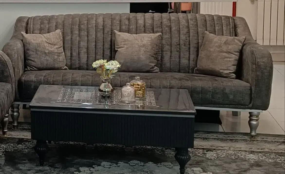 مبل ۹ نفره  چستر در حد نو همراه با عسلی ها|مبلمان خانگی و میز عسلی|تهران, شمس‌آباد|دیوار