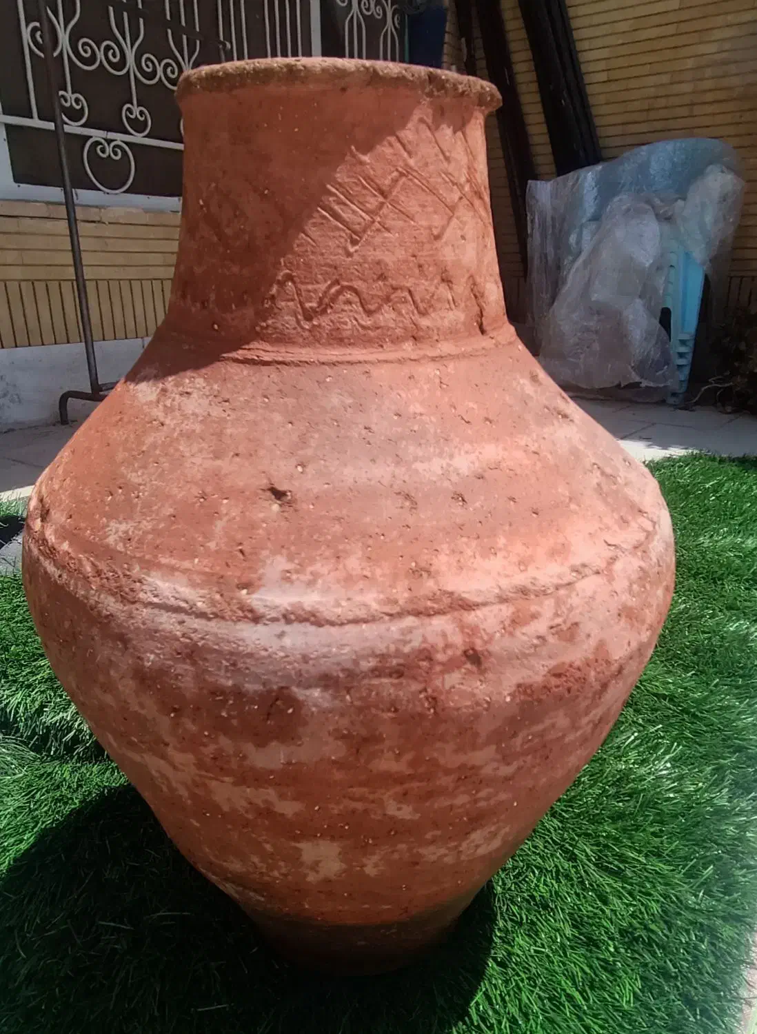 خمره بزرگ سفالی نقش دار|کلکسیون اشیاء عتیقه|شیراز, سینما سعدی|دیوار