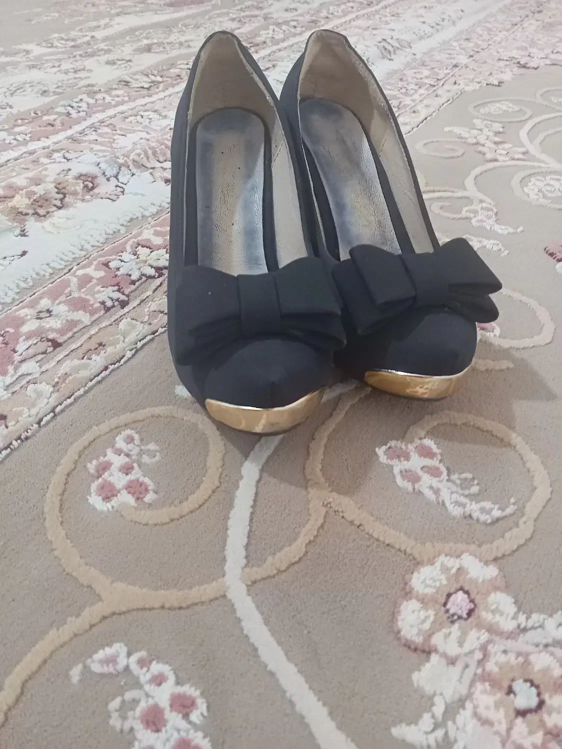 کفش و پیراهن|کیف، کفش، کمربند|تربت جام, میان جام|دیوار