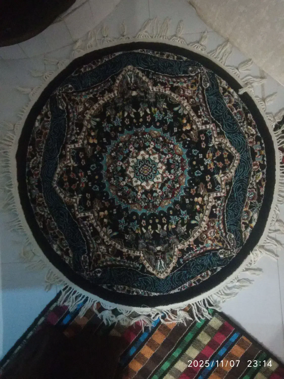 فرش گرد سرمه ای رنگ|فرش|مشهد, اسماعیل آباد (سپاد)|دیوار