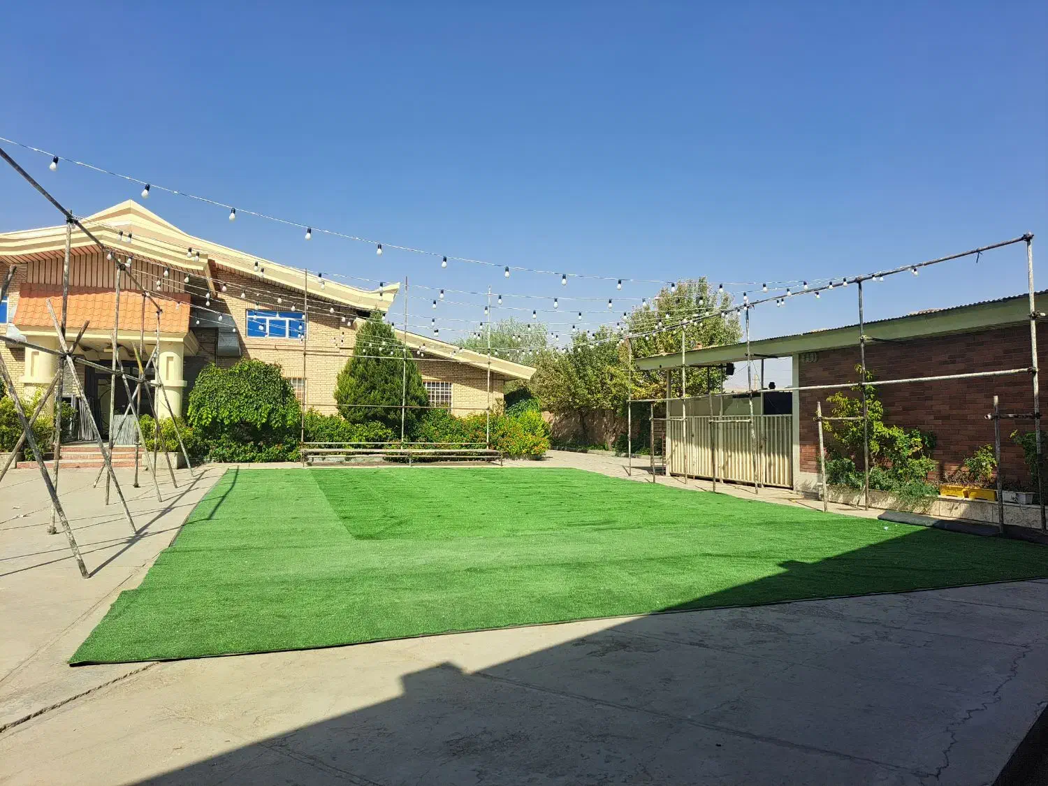 ریسه سفید و پرژکتور|ریسه و چراغ تزئینی|بروجرد, |دیوار