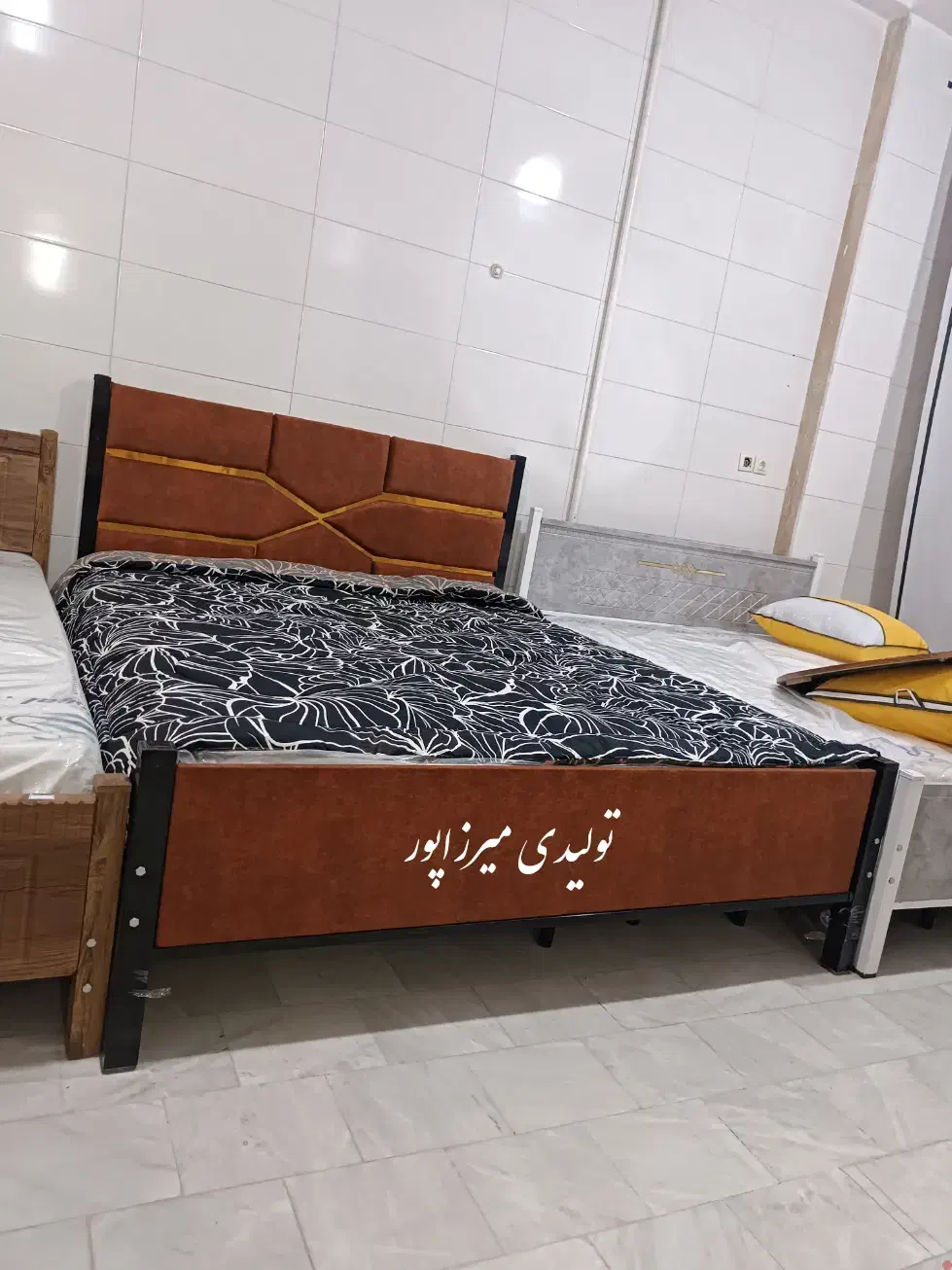 تخت پارچه ای نیلوفر|تخت و سرویس خواب|قم, امامزاده ابراهیم|دیوار