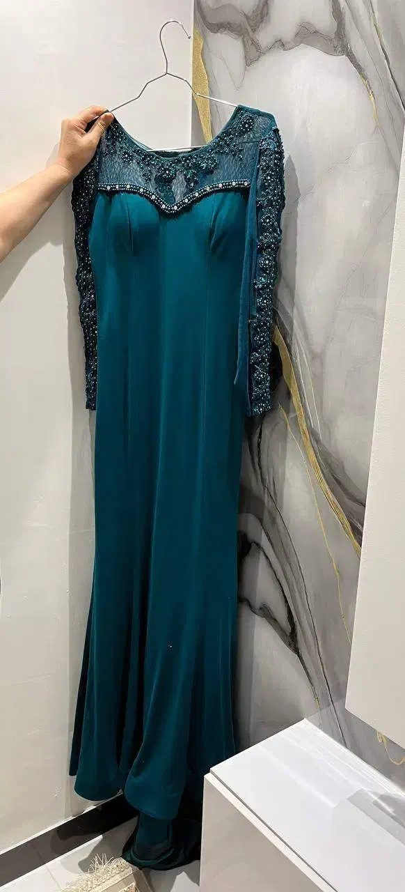 لباس مجلسی|لباس|رزن, |دیوار