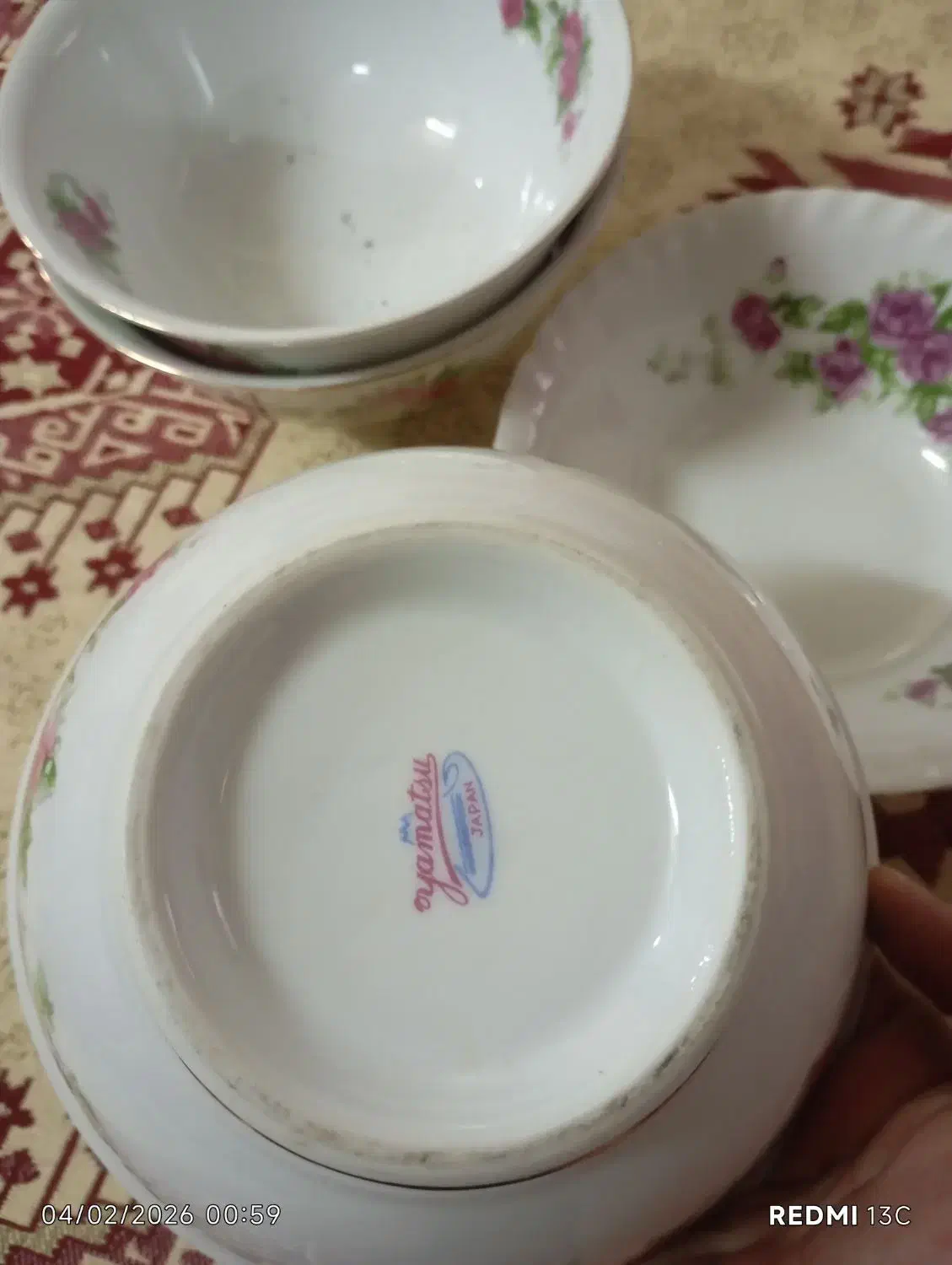 سرویس چینی گل قرمز|ظروف سرو و پذیرایی|اصفهان, ارداجی|دیوار