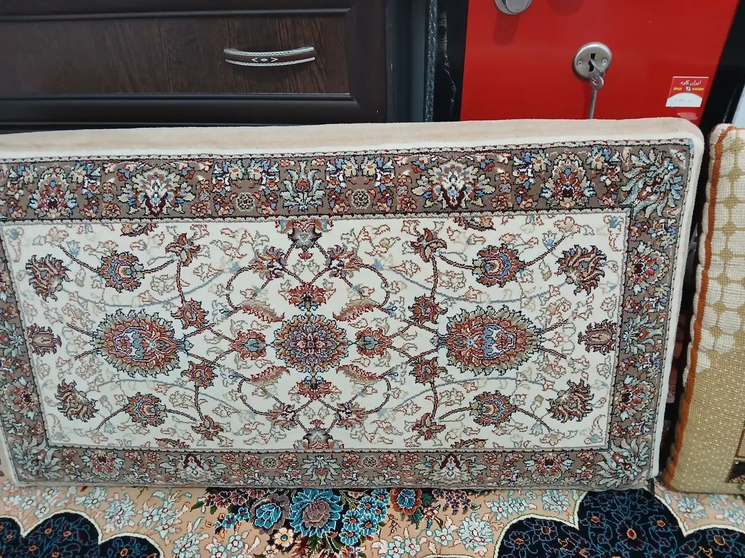 پشتی|پشتی|اقبالیه, |دیوار