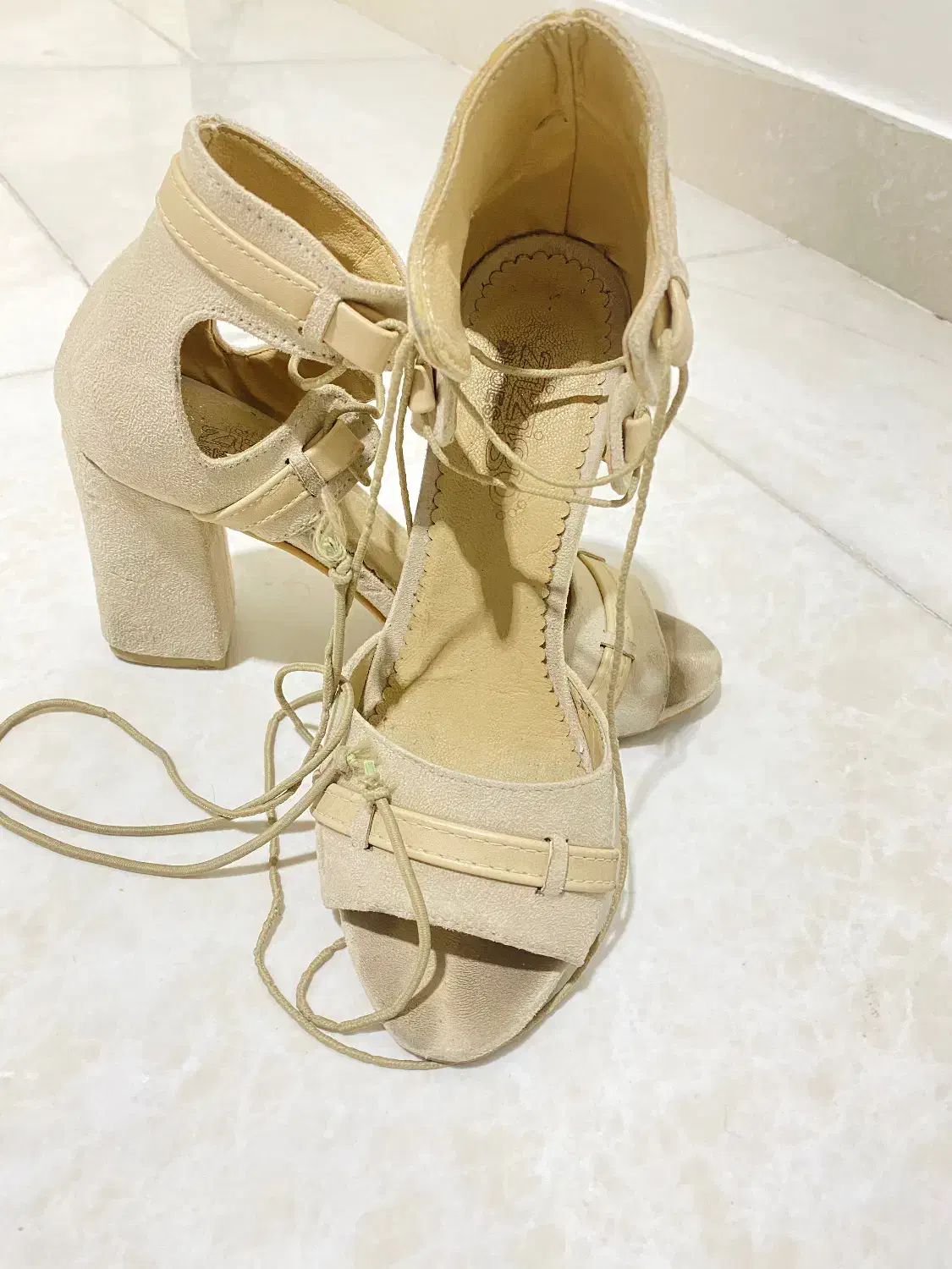 کفش‌‌مجلسی|کیف، کفش، کمربند|شیروان (خراسان), |دیوار