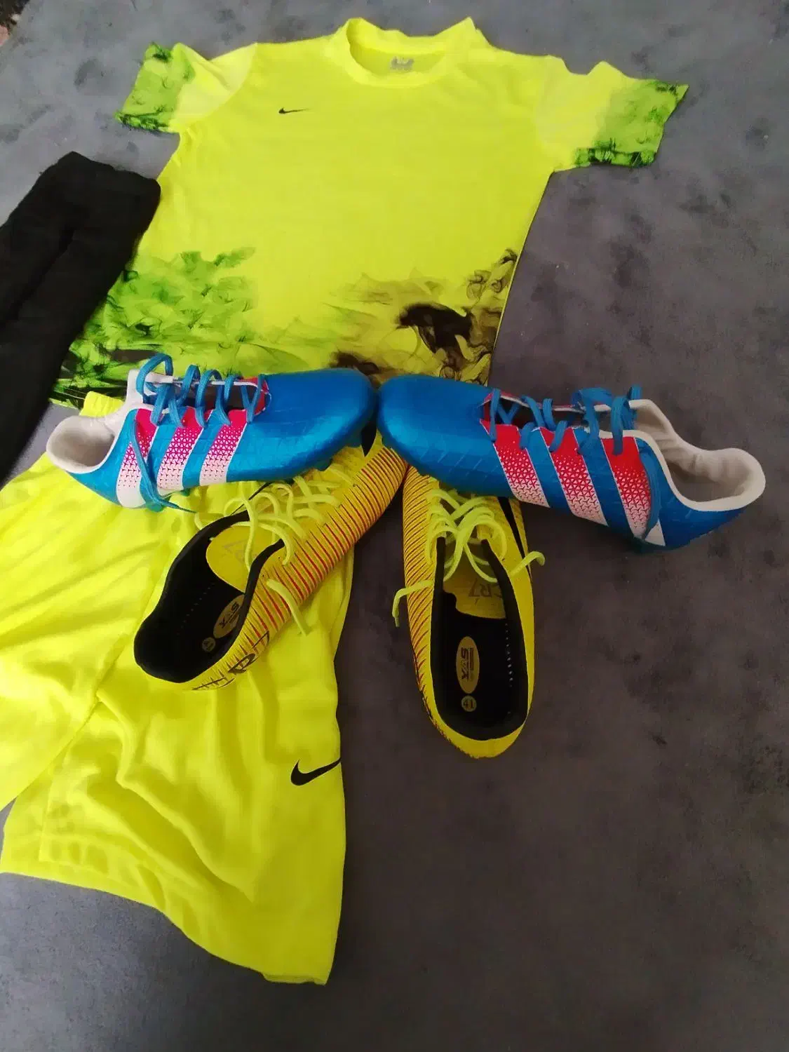 کفش و لباس فوتبال|تجهیزات ورزشی|پرند, فاز ۶|دیوار