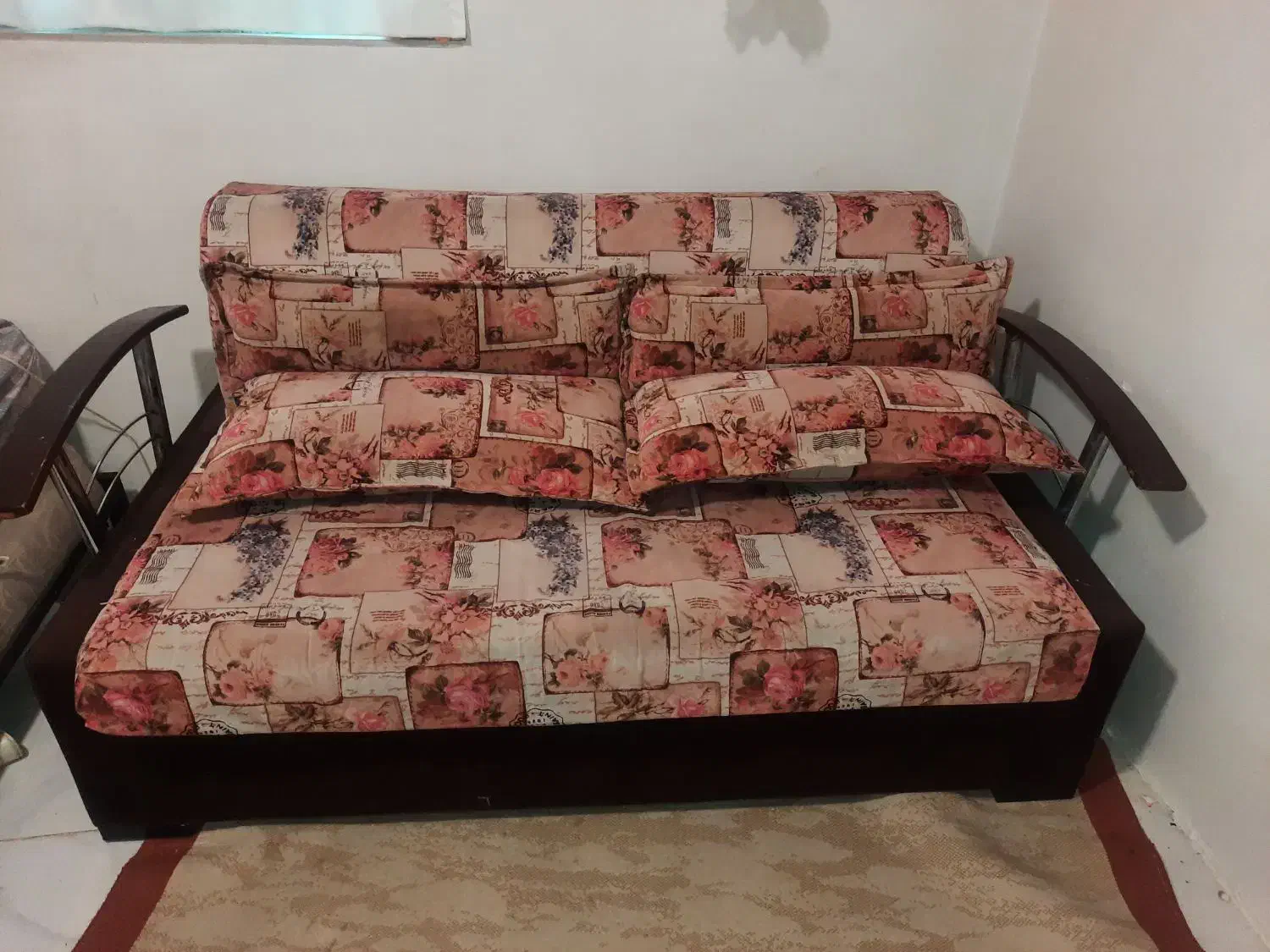 مبل تختخوابشو سالم بدنه فلز محکم|مبلمان خانگی و میز عسلی|لاهیجان, گلستان|دیوار