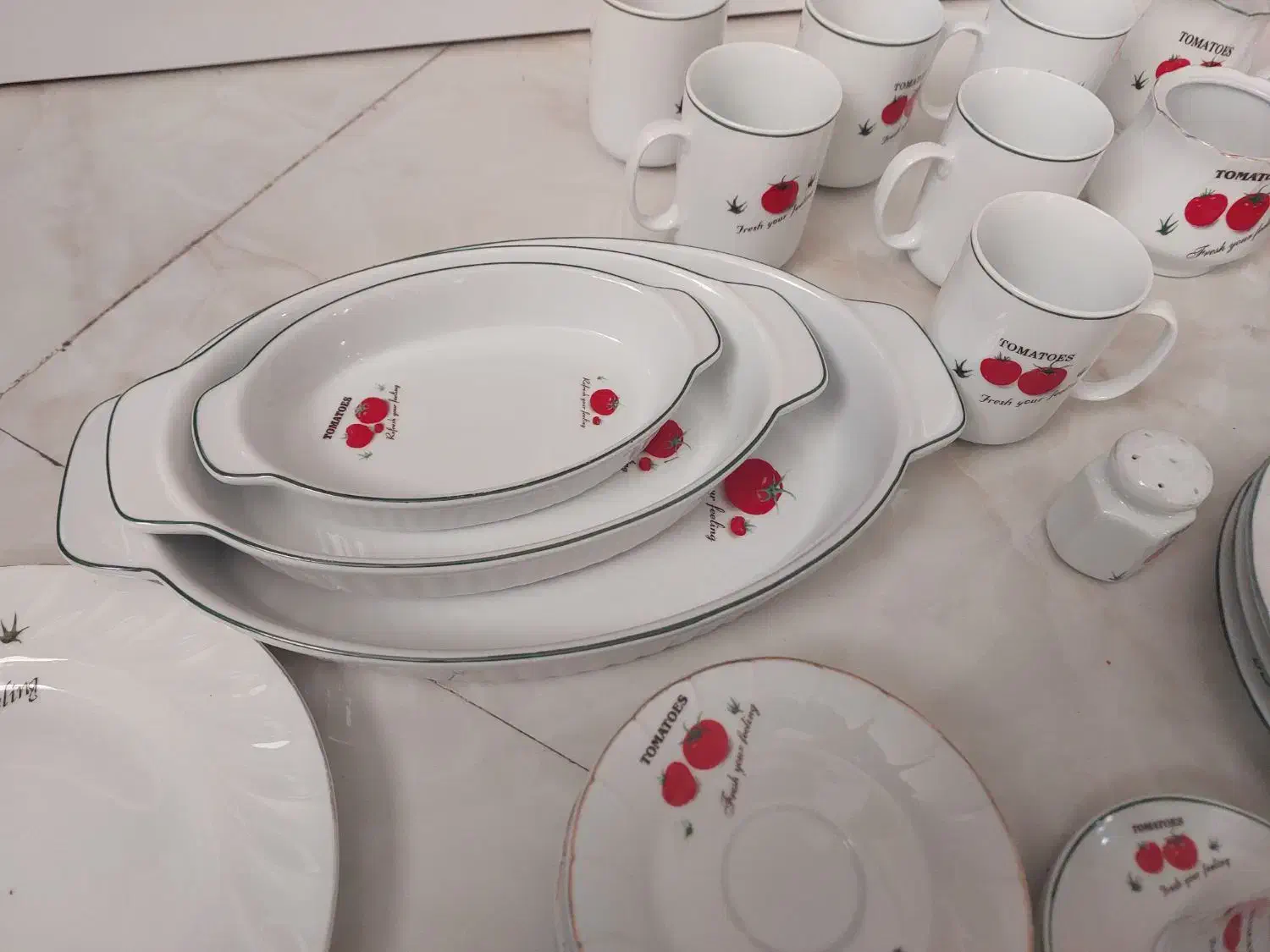 تعداد زیادی ظروف گوجه ای|ظروف سرو و پذیرایی|قلعه شاهین, |دیوار