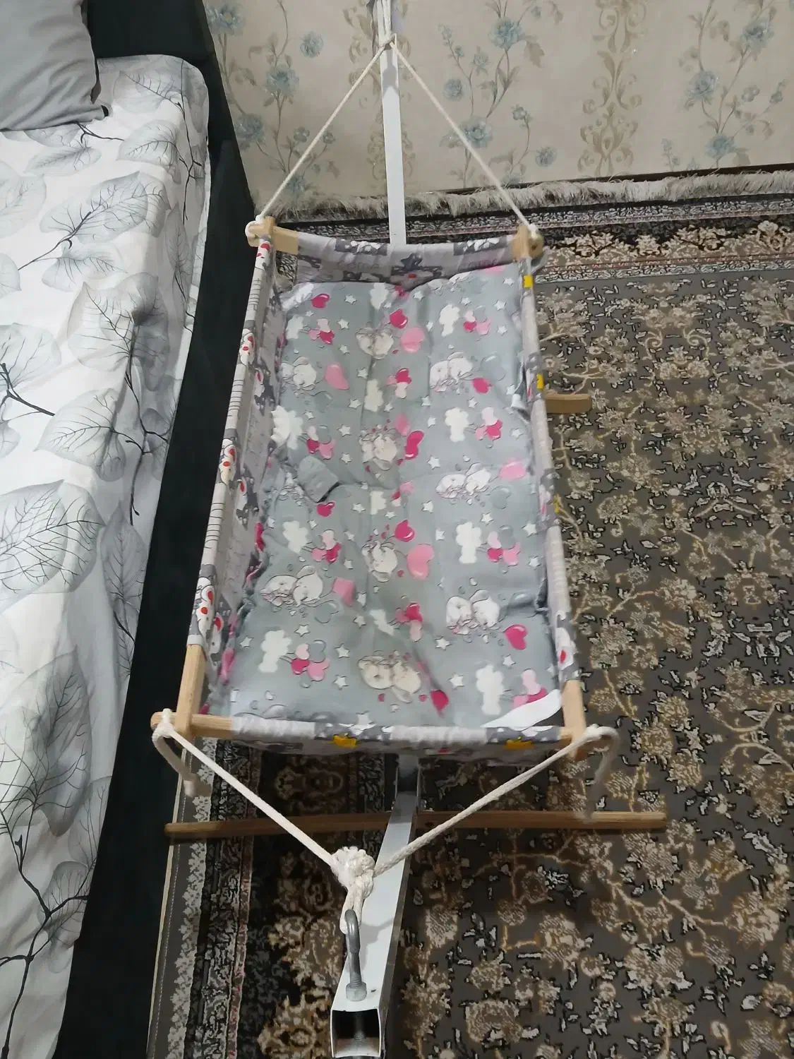 گهواره ننو|تخت و صندلی بچه|شاهین‌شهر, مسکن مهر|دیوار