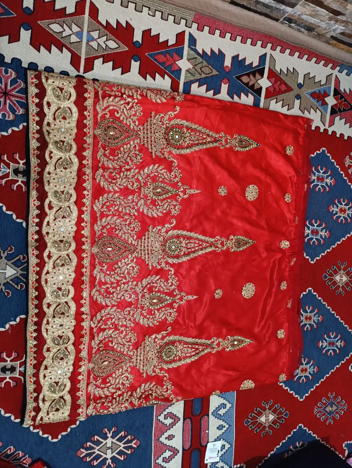 لباس محلی رنگ قرمز|لباس|شیراز, قلعه نو|دیوار