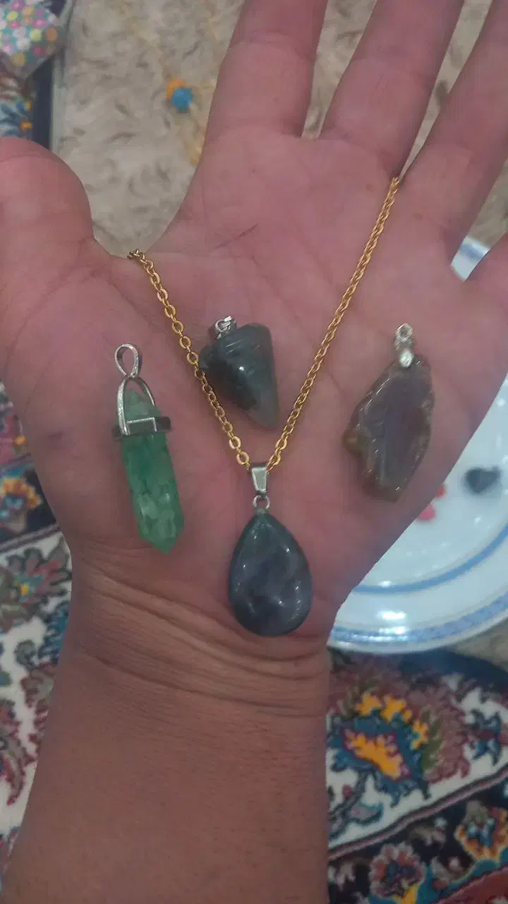 گردنبنده سنگ زندهقیمت با زنجیر ۲۰۰هزارتمن|بدلیجات|یاسوج, |دیوار