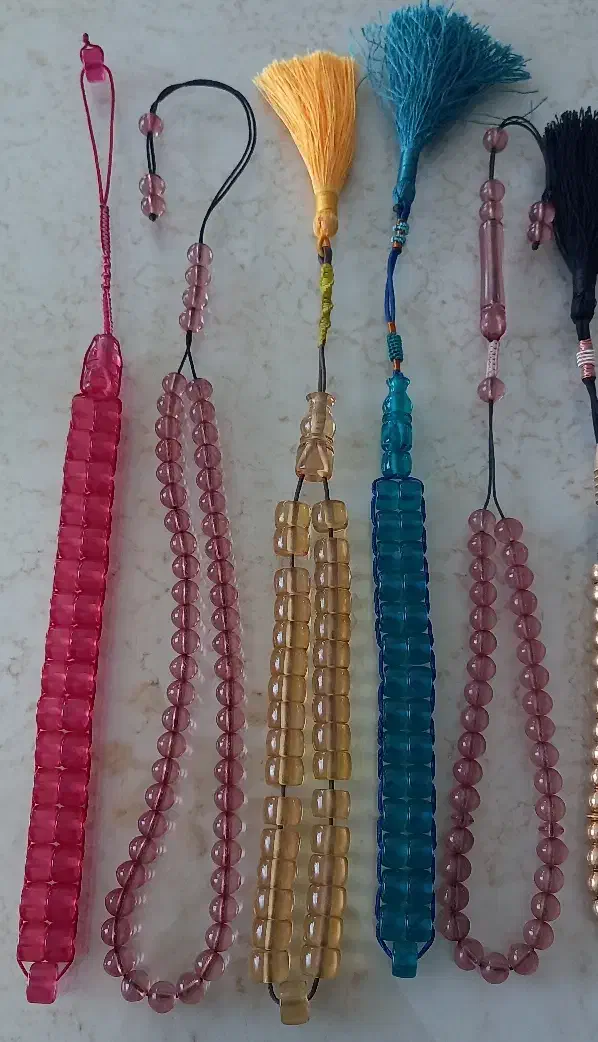 تعدادی تسبیح چرکه و زازا سندلوس و برنز کلکسیونی|کلکسیون اشیاء عتیقه|اردبیل, |دیوار